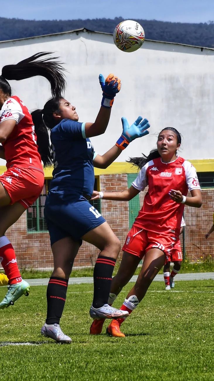 Mads Hermansen's Goalkeeping Style: Foundation of Leicester's Build-Up Play