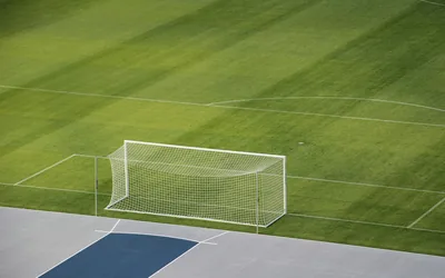 Article Highly Squeezed Nanophotonic Quantum Microcombs With Broadband Frequency Tunability